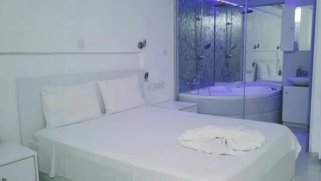 استوديو رومانسي بسرير كوين بحوض جاكوزي، Nissi 49 Apartments 2/9