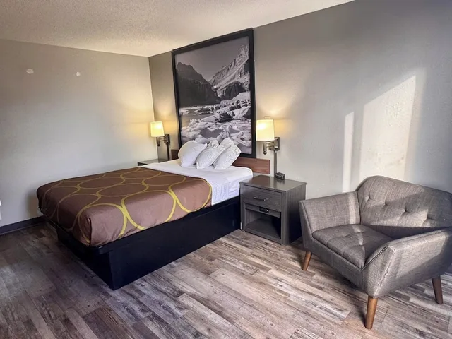 غرفة بسرير كينج، Super 8 by Wyndham Great Falls City Center 1/6