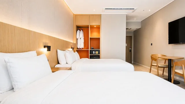 غرفة عائلية بسريرين منفصلين وسرير كينج وسرير فردي بإطلالة على البحر، Hotel Laon 2/10
