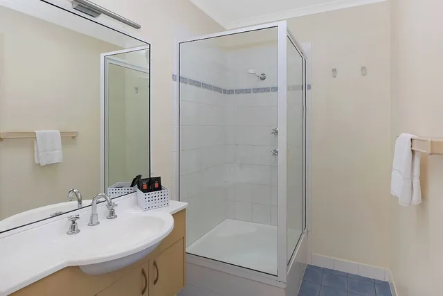 كابينة بسرير كوين وسرير فردي وسرير بطابقين، Reflections Holiday Park Forster Beach 2/3