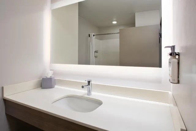 جناح بسرير كينج مع أريكة، Holiday Inn Express Hotel Suites Grand Rapids North 3/3