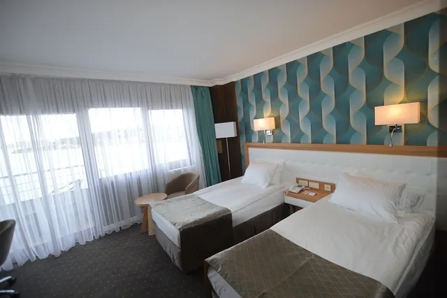 غرفة ديلوكس بسريرين منفصلين بإطلالة على البحر، Akol Hotel 1/3