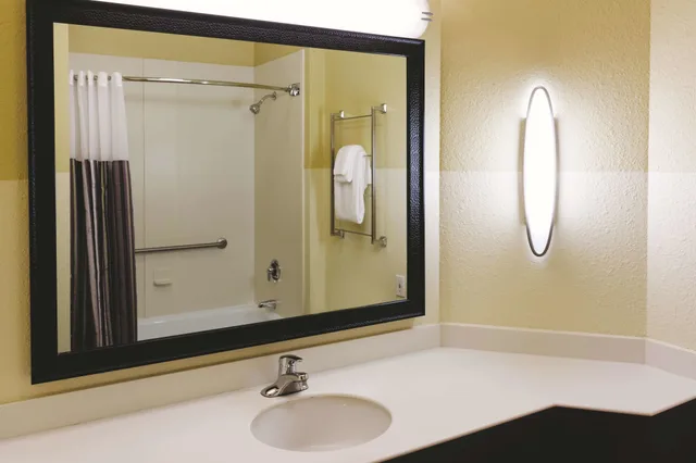 غرفة بسرير كينج، La Quinta Inn & Suites by Wyndham Atlanta Ballpark/Galleria 9/10