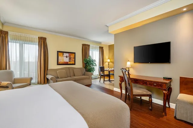 Efficiency, Suite, King Bed, Sofa، Hotel Brossard 3/3