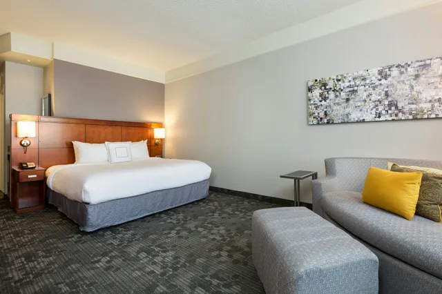 غرفة بسرير كينج، Courtyard By Marriott Houston By the Galleria 1/3