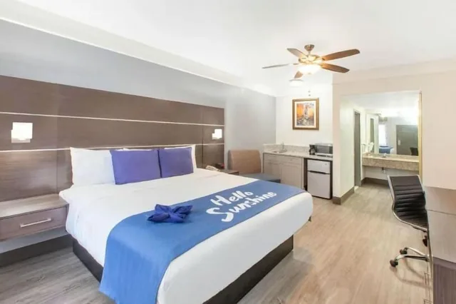 غرفة بسرير كينج، Days Inn & Suites by Wyndham NASA Space Center Houston 3/10