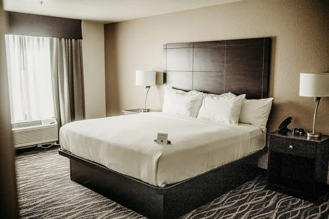 جناح بسرير كينج مع أريكة، Cobblestone Hotel & Suites International Falls 2/3