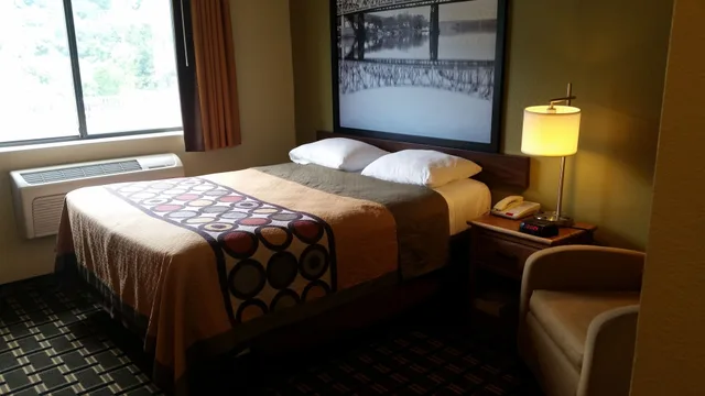 غرفة بسرير كوين لذوي الإعاقة، Super 8 by Wyndham Wheeling/Saint Clairsville OH Area 1/3