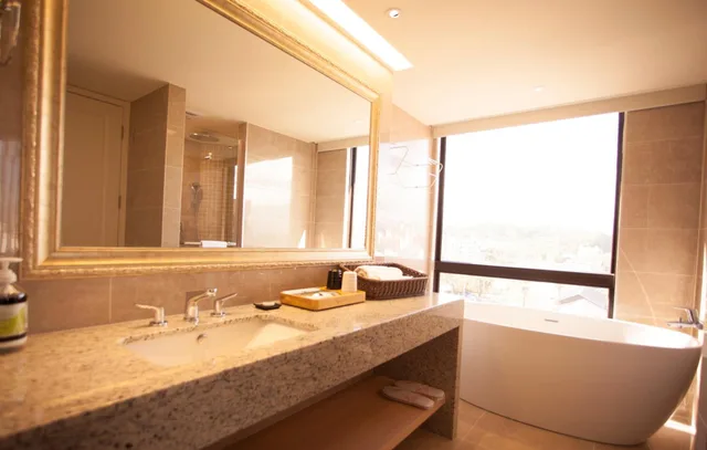 Executive, Suite, Inn By The Village 4/7