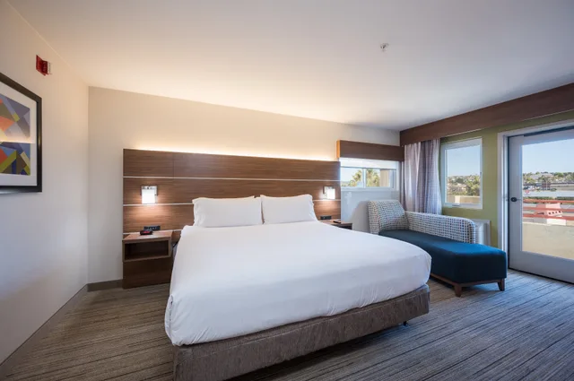 غرفة بسرير كينج، Holiday Inn Express Grover Beach 2/4