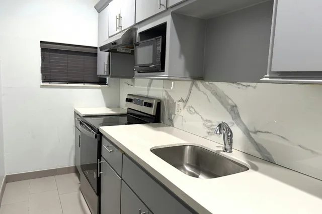 غرفة بسرير كينج بمطبخ صغير للمدخنين، Hotel Royale IAH Airport North Houston I-45 6/7