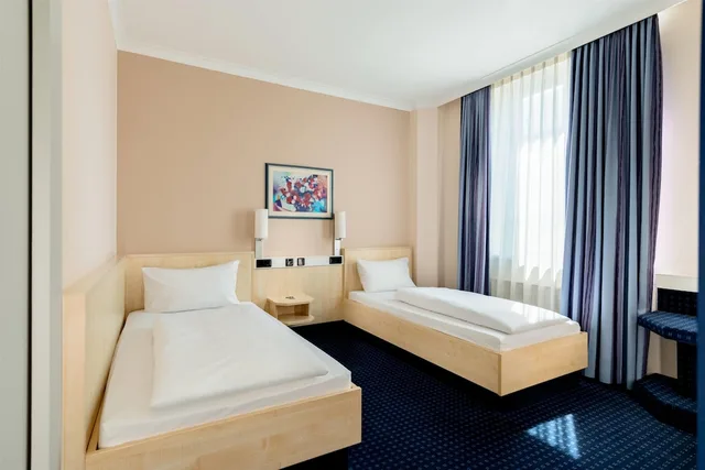 غرفة بسرير مزدوج لذوي الإعاقة، Rugs Hotel Augsburg, Trademark Collection by Wyndham 1/3