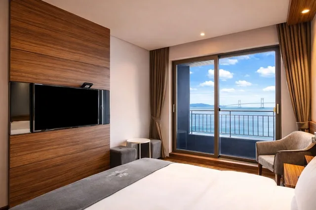 غرفة قياسية بسرير مزدوج بإطلالة على البحر بشرفة، Western Grace Hotel 7/9
