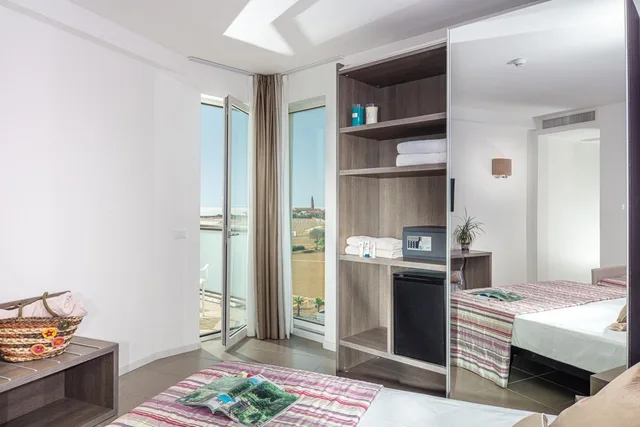 غرفة سوبيريور ثلاثية بشرفة بإطلالة جزئية على البحر، Karinzia Hotel 5/5