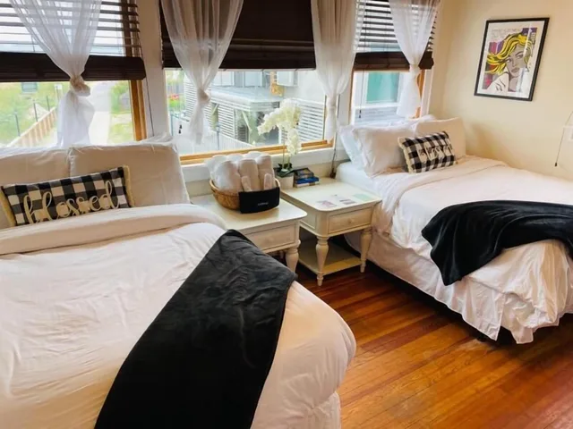 Tropical, Suite, 1 Queen and 2 Double Beds، The Palms Hotel Fire Island 1/4