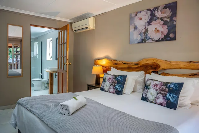 غرفة فاخرة بسرير كينج، Tidewaters River Lodge 1/1