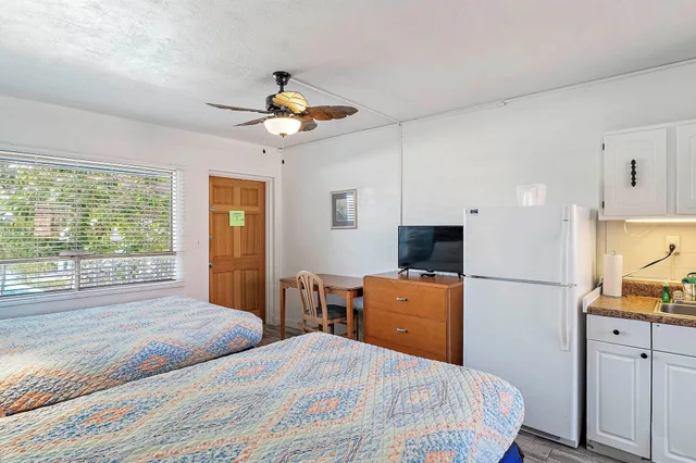غرفة بسريرين مزدوجين بمطبخ صغير، Malibu Resort Motel 2/7