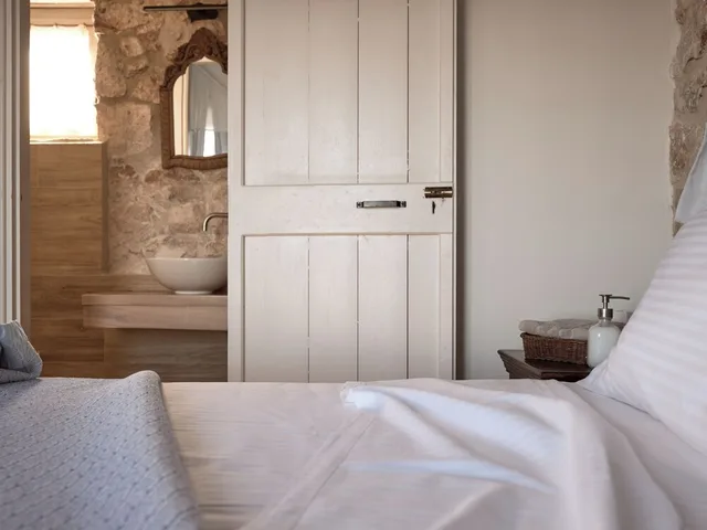فيلا تقليدية بأربعة أسرّة وسرير كينج بإطلالة على البحر بـ3 غرف نوم مع أريكة، Orfos Villas 2/7