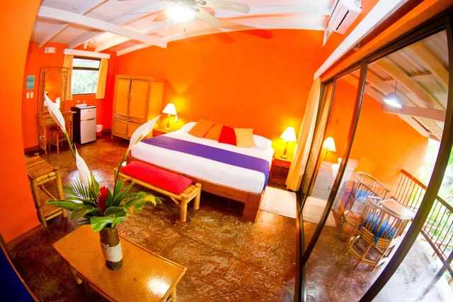 غرفة سوبيريور بسرير كينج وسرير فردي بشرفة بإطلالة جزئية على البحر، Villas Del Caribe 3/5