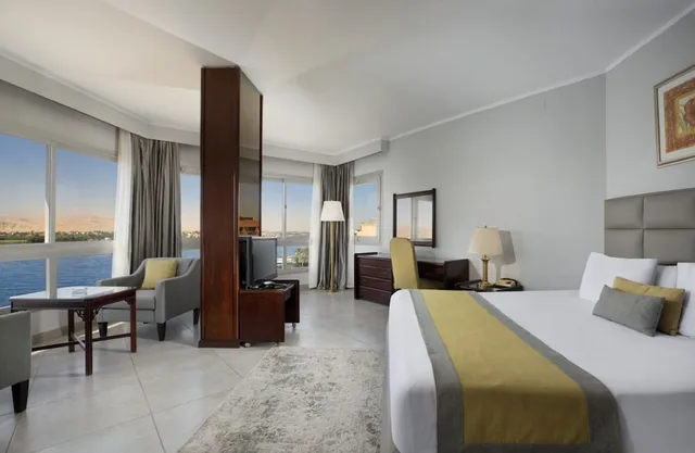 جناح ركني بسرير كينج بإطلالة على النهر بغرفة نوم واحدة، Pyramisa Hotel Luxor 1/3