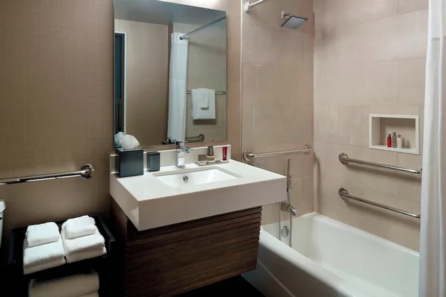 غرفة بسرير كينج لذوي الإعاقة، Charlotte Marriott City Center 3/3