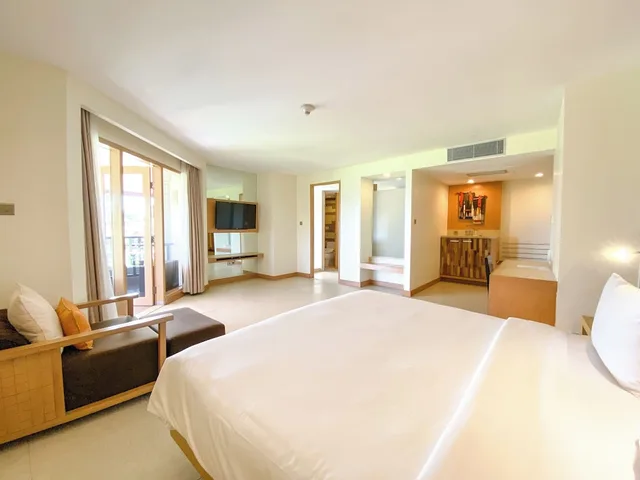 غرفة بريميوم بسرير كينج بإطلالة على الحديقة بحوض استحمام، HOLIDAY INN RESORT BARUNA BALI 2/10