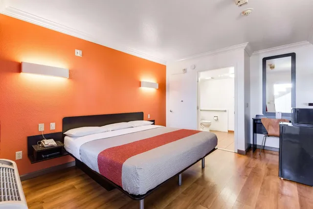 1 King Bed Mobil Access Tub Nsmk Micfridg، Motel6 San Jose, CA - Convention Center 8/10