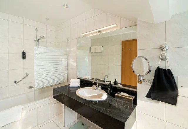 جناح جونيور بسرير كينج مع أريكة، Maison Viktoria Augsburg 5/5