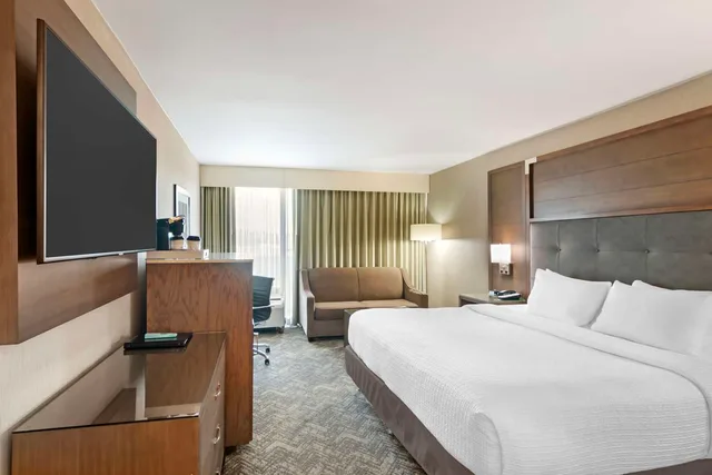 غرفة بسرير كينج لذوي الإعاقة، Best Western Plus Kansas City Sports Complex Hotel 1/3