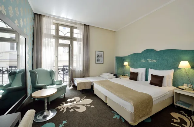 غرفة ديلوكس بسرير كوين وسرير فردي مع سرير إضافي، La Prima Fashion Hotel Budapest 5/6