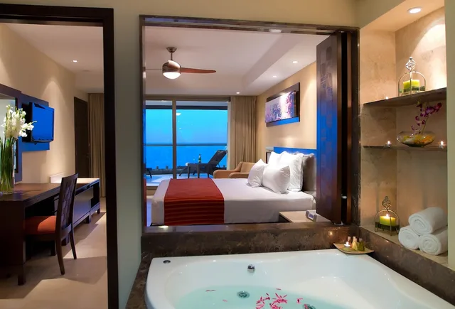 Suite, King Bed, Ocean Front, Sofa, Hot Tub، Sunset Plaza Beach Resort 3/4