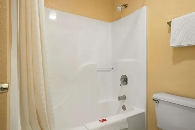 غرفة بسرير كينج للمدخنين، Econo Lodge Inn & Suites Evergreen 4/4