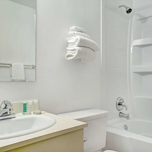 Deluxe, 2 Double Beds, Super 8 By Wyndham Chaska 9/10