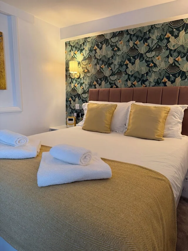 Luxury, Studio, Suite, Queen Bed, The White House 2/6
