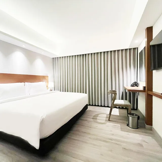 غرفة ديلوكس بسرير كينج، The Jogja Hotel and Conference Center 2/4