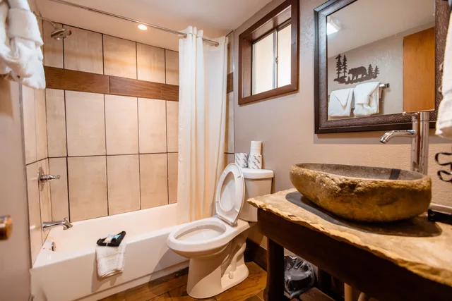 Standard, 2 Queen Beds, Creek Side، Brookside Lodge 7/8