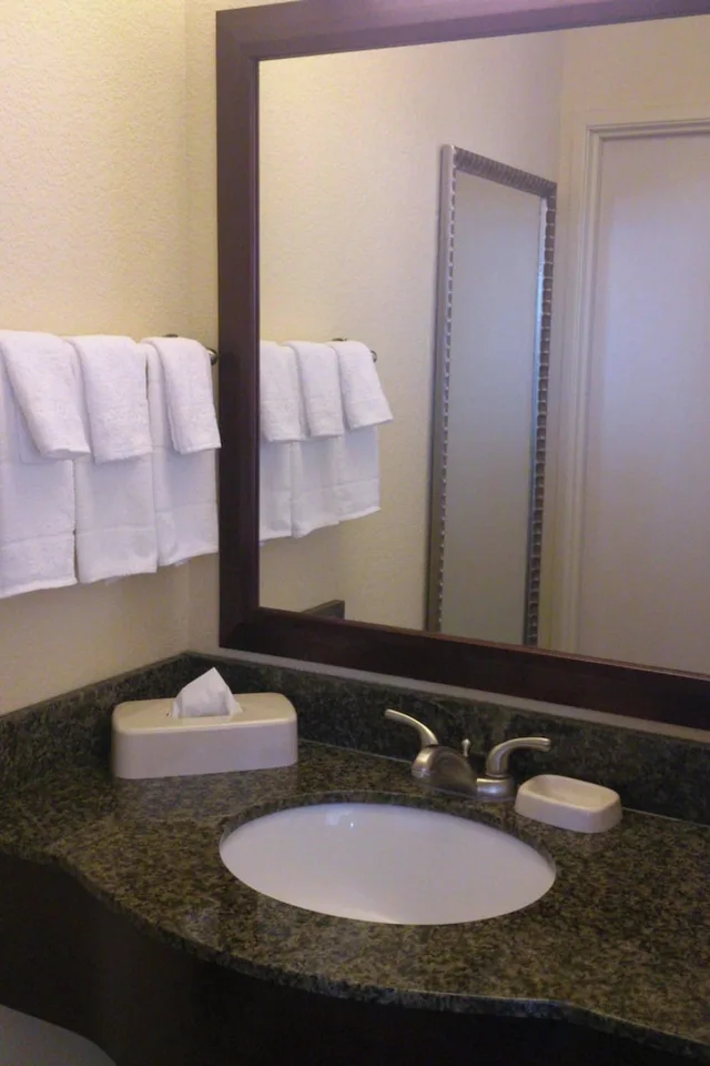 جناح بسرير كينج مع سرير سحّاب إضافي لذوي الإعاقة، Springhill Suites by Marriott Ridgecrest 4/4