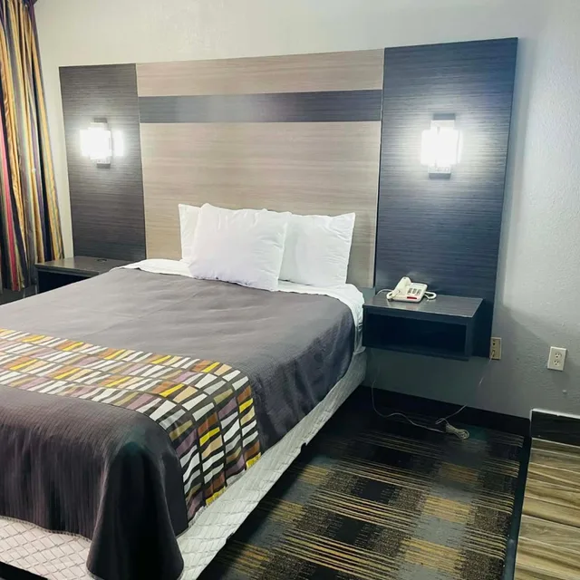 جناح ديلوكس بسرير كوين بجاكوزي، Travelodge by Wyndham Sellersburg / Louisville North 1/9