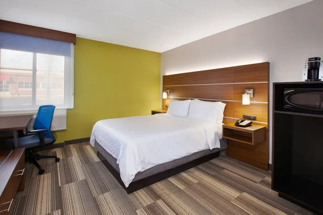 غرفة قياسية بسرير كينج لذوي الإعاقة، Holiday Inn Express Fairfax - Arlington Boulevard 2/9