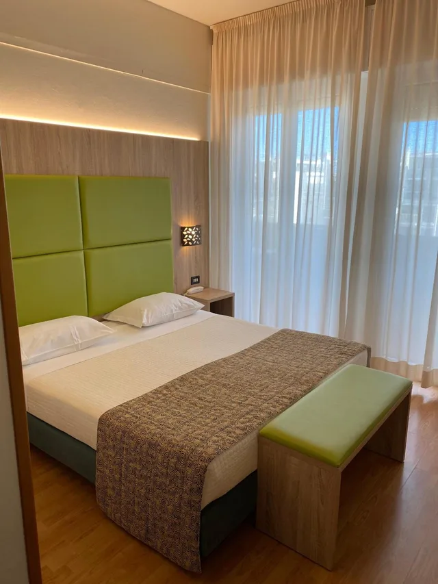 Room, Queen Bed, St Gregory Park 3/8