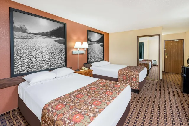 غرفة بسريرين مزدوجين، Super 8 by Wyndham Charleston/Sikeston East MO 3/5
