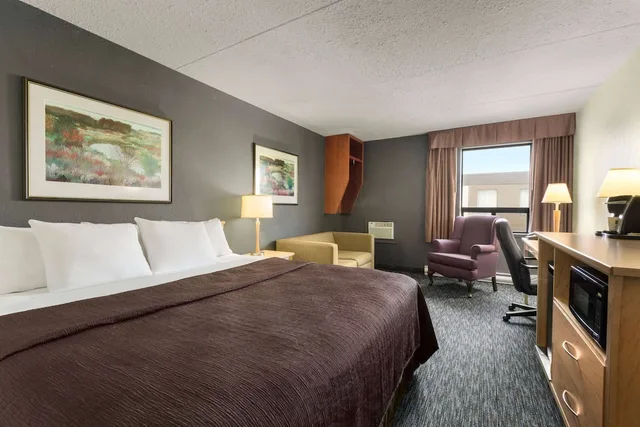 Deluxe, King Bed, High Floor, Travelodge by Wyndham Edmonton West 3/6