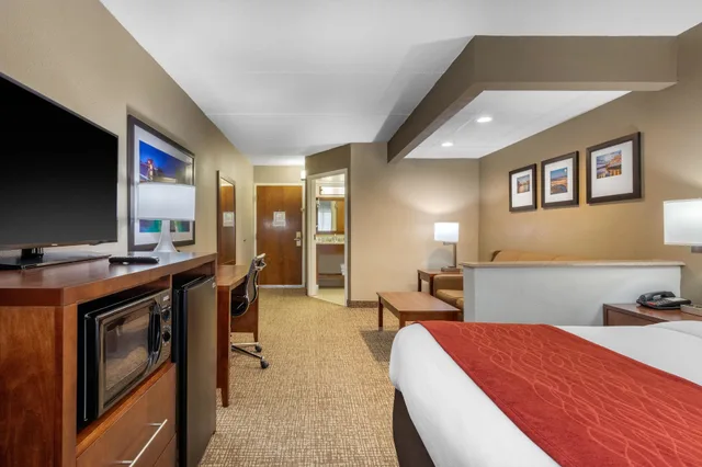 جناح مع أريكة، Comfort Inn & Suites Hamilton Place 1/4