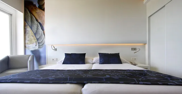 غرفة قياسية بسرير مزدوج بشرفة بإطلالة جزئية على البحر، BG Hotel Java 2/4