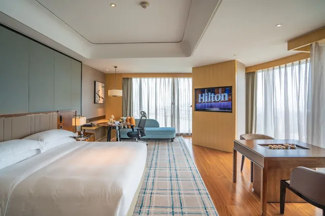 Deluxe, Executive, King Bed, River View, Hilton Fuzhou 2/10