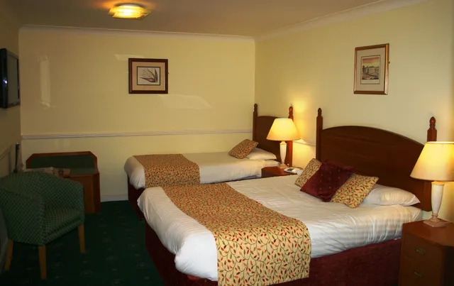 غرفة عائلية بسريرين منفصلين وسرير كينج وسرير فردي بإطلالة على الفناء، Queens Head Inn 2/3