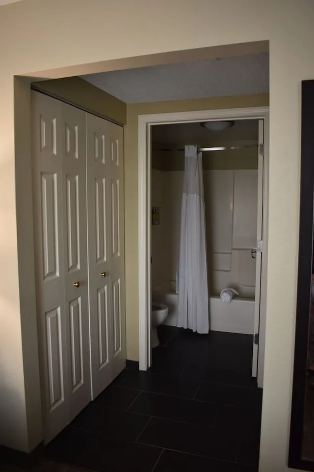 جناح استوديو بسرير كوين بمطبخ بحوض استحمام لذوي الإعاقة، Staybridge Suites Cranbury-South Brunswick 4/4