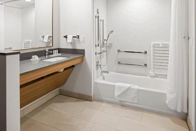 غرفة بسريرين كوين بحوض استحمام لذوي الإعاقة، Fairfield Inn & Suites by Marriott San Diego Pacific Beach 6/6