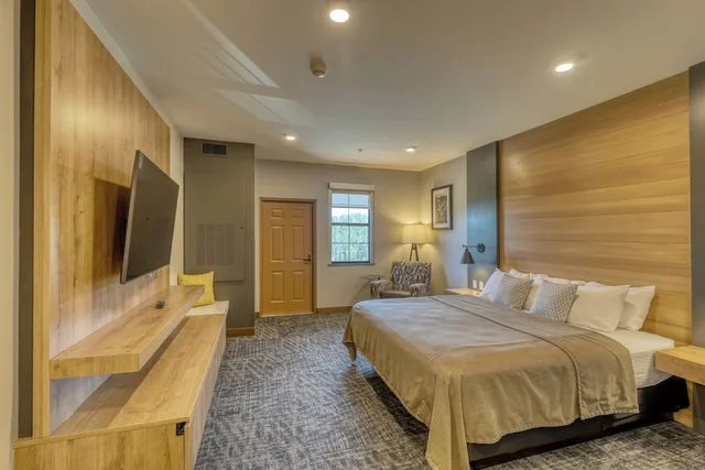 غرفة بسرير كينج بشرفة، The Lodge At Deadwood Gaming Resort 3/5