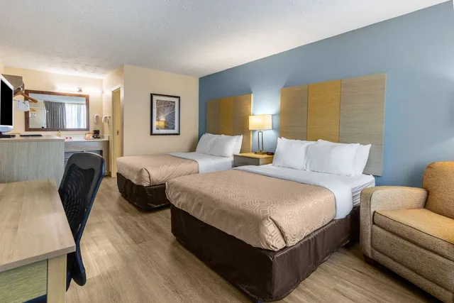 Room, 2 Double Beds, Econo Lodge Middlesboro, KY 2/4